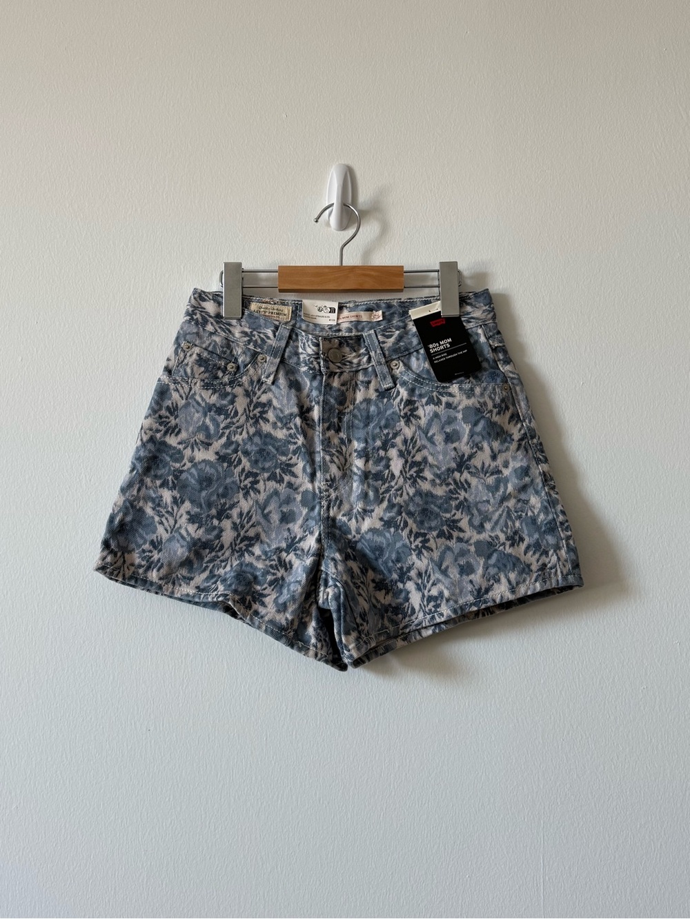 NWT Levi’s high waisted shorts size 25